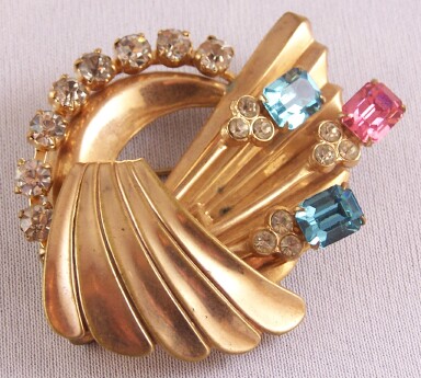 UNS28 goldtone retro rhinestone pin